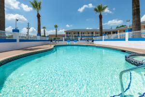 Bazén v ubytování Days Inn by Wyndham Baytown TX nebo v jeho okolí
