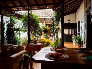 an outdoor living room with a table and plants at HOTEL LA POSADA DEL ZAGUÁN in El Retiro