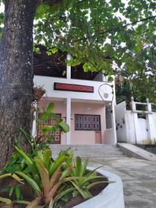 um edifício com uma placa na frente dele em Divina Pousada na Ilha de Boipeba