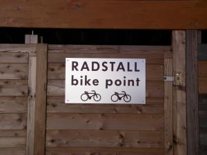 een bord met een raciaal fietspunt op een houten muur bij Nibelungenmotel Pöchlarn in Pöchlarn