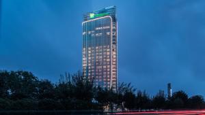 西安西安浐灞假日酒店的夜晚，高楼灯火通明