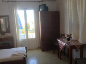 Habitación pequeña con mesa y ventana en Rania Apartments en Antiparos Town