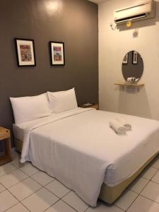 Tempat tidur dalam kamar di 1108 Hotel Sungkai