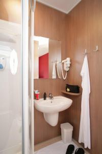 ein Badezimmer mit einem weißen Waschbecken und einer Dusche in der Unterkunft Nibelungenmotel Pöchlarn in Pöchlarn