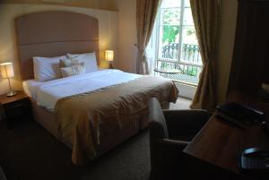 The Salisbury Hotel tesisinde bir odada yatak veya yataklar