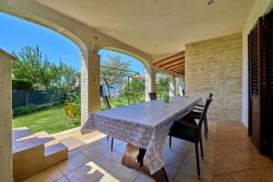 een patio met een tafel en stoelen bij Anka in Medulin * Istrien in Medulin