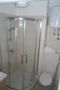 Een badkamer bij Apartments Burle Vista Medulin