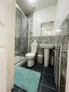 A bathroom at Ariana House Hotel-Families and Couples Only