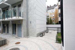 widok na budynek z ławkami na dziedzińcu w obiekcie Partnerapart Rakowicka 14 w Krakowie