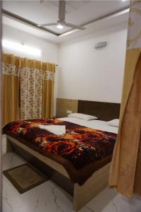 1 dormitorio con 1 cama y ventilador de techo en Jungle Bell Resort, en Lataguri