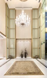 a large lobby with a chandelier and a rug at The Leela Bhartiya City Bengaluru in Bangalore