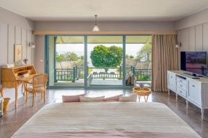 En TV eller et underholdningssystem på Devasom Hua Hin Resort