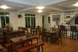 ein Esszimmer mit Tischen, Stühlen und einem Klavier in der Unterkunft RedDoorz Plus @ Green Star Park Cagayan in Ziminila