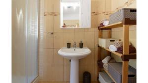 Koupelna v ubytování Holiday Home Tina by Rent Istria