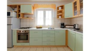 Kuchyň nebo kuchyňský kout v ubytování Holiday Home Tina by Rent Istria