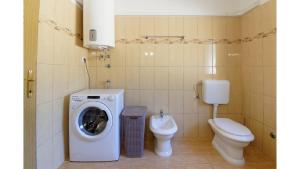 Koupelna v ubytování Holiday Home Tina by Rent Istria