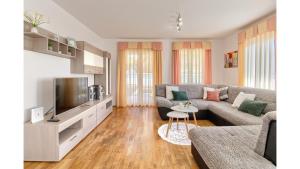 TV a/nebo společenská místnost v ubytování Holiday Home Tina by Rent Istria