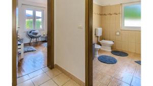 Koupelna v ubytování Holiday Home Tina by Rent Istria
