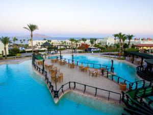 Charmillion Club Resort في شرم الشيخ: منتجع فيه مسبح كبير فيه ماء ازرق