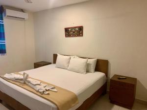 ein Schlafzimmer mit einem Bett und einem Bild an der Wand in der Unterkunft AKBAL Playa - Beach Zone in Playa del Carmen