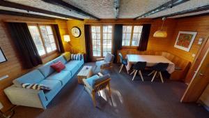 sala de estar con sofá azul y mesa en Numaga, en Blatten bei Naters