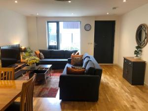 FW Haute Apartments at Queensbury, 2 Bedrooms and 2 Bathrooms with King or Twin beds with Front Porch and FREE WIFI and FREE PARKING