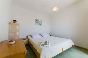 Postel nebo postele na pokoji v ubytování Apartment in Novi Vinodolski 15308