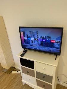 TV a/nebo společenská místnost v ubytování Schöne Wohnung mit Garten beim Outletcenter 5 km