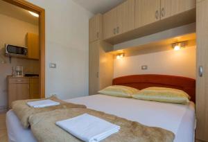 One-Bedroom Apartment in Crikvenica 8 tesisinde bir odada yatak veya yataklar