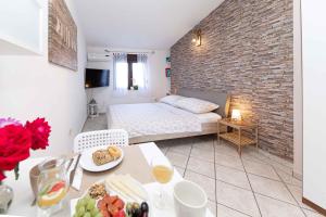 Posteľ alebo postele v izbe v ubytovaní One-Bedroom Apartment in Crikvenica IV