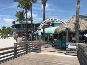 ベニスにあるBeachfront Venice Casa de Villaの「ビーチには誰もいません」と書かれた標識のある遊歩道