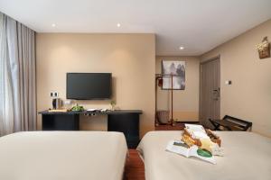 TV a/nebo společenská místnost v ubytování Meeteem Boutique Hotel