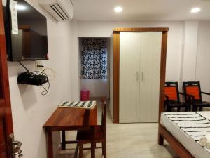 una habitación con una mesa y una puerta en Aashrey Bed and Breakfast, en Port Blair
