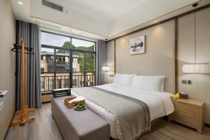 Postel nebo postele na pokoji v ubytování Meeteem Boutique Hotel