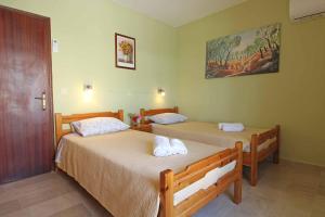 Postel nebo postele na pokoji v ubytování House Dimitri Agios Georgios Pagoi Corfu