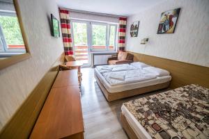 Łóżko lub łóżka w pokoju w obiekcie Willa Świerkowa