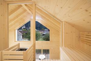 Oberwölz Stadtにあるzum Wohleの窓付きの木造の客室です。