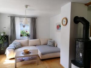 ein Wohnzimmer mit einem Sofa und einem Tisch in der Unterkunft Ferienwohnnung Herling in Siegen