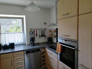 een keuken met een fornuis en een vaatwasser bij Ferienwohnnung Herling in Siegen