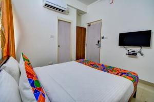 Un pat sau paturi într-o cameră la FabExpress P.A.S Residency