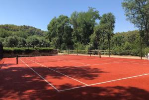 Pista de tennis o esquaix a Villa Terrubi en Provence au Domaine Fontainebleau o a prop