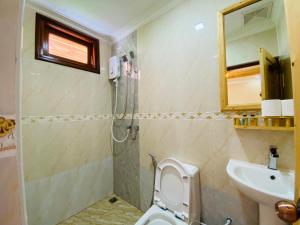 łazienka z toaletą i umywalką w obiekcie Mariana Inn w mieście Gaafaru