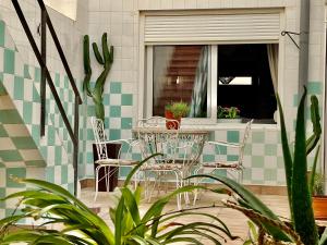 een tafel en stoelen op een patio met planten bij Casa tradicional Torrevieja con parking in Torrevieja
