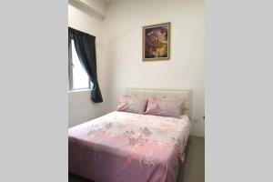 una camera con letto e piumone rosa di W58 WarmStay atGoldenHill NightMarket 2R WiFi CarPark a Tanah Rata