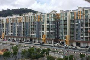 a large building with cars parked in front of it at W58 WarmStay atGoldenHill NightMarket 2R WiFi CarPark in Tanah Rata