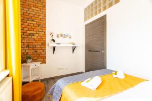 A bed or beds in a room at Victus Apartamenty, Apartament Riviera