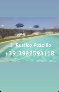 ポッツィッロにあるIl Rusticoの傘付きの素朴なパズラの看板