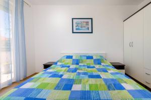 Giường trong phòng chung tại Apartments in Crikvenica 39058