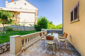 Patio alebo iná vonkajšia časť ubytovania One-Bedroom Apartment Crikvenica 6
