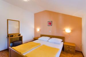Posteľ alebo postele v izbe v ubytovaní Two-Bedroom Apartment Crikvenica 5